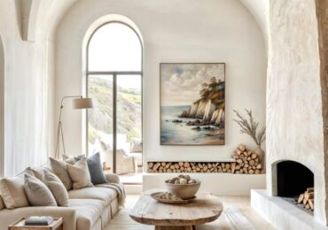 άνετοι καναπέδες μεσογειακοί, απλές γραμμές επίπλων, λινά υφάσματα καναπέδων, χαμηλά ξύλινα τραπέζια, ζεστές γωνιές συζήτησης, πουφ μεσογειακού στυλ, μαξιλάρες δαπέδου μεσογειακές, φιλόξενο μεσογειακό καθιστικό, λευκός καναπές μεσογειακός, έγχρωμα μαξιλάρια διακοσμητικά, φυσικά υλικά επίπλωσης, χαλαρωτικό μεσογειακό σαλόνι, ελαφριά επίπλωση μεσογειακή, καθίσματα χαμηλού ύψους, συντροφικός χώρος μεσογειακός