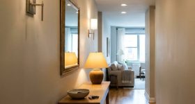 φωτισμος διαδρομου σπιτιου, φωτισμος χολ, φωτιστικα τοιχου διαδρομος, χρωμα για διαδρομο, καθρεφτες στο χολ, ιδεες για διαδρομο σπιτιου, διακοσμηση διαδρομου, στενος διαδρομος σπιτιου, εισοδος σπιτιου διακοσμηση, φωτισμος μικρων χωρων