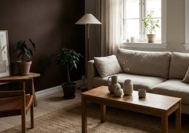 espresso καφε χρωμα τοιχου, βαθια καφε χρωματα, σκουρο καφε σαλονι, καφε τοιχοι σαλονι, καφε τοιχος υπνοδωματιο, cosy dark δωματιο, χρωματα τοιχου 2026, ζεστα χρωματα σαλονιου, χρωματα τοιχου για υπνοδωματιο, διακοσμηση με σκουρο καφε