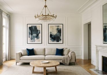 νεοκλασικη διακοσμηση σπιτιου, νεοκλασικο σαλονι, γυψινα στο ταβανι, γυψινα στους τοιχους, νεοκλασικα καδρα, πολυελαιος σαλονιου, νεοκλασικος φωτισμος, διακοσμηση με πανελ τοιχου, συγχρονη νεοκλασικη διακοσμηση, ιδεες για νεοκλασικο στυλ