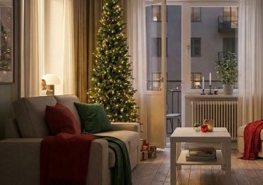 χριστουγεννιατικο δεντρο για μικρο σαλονι, στενο χριστουγεννιατικο δεντρο, super slim δεντρο, δεντρο για μικρη γωνια, χριστουγεννιατικη διακοσμηση μικρου σαλονιου, ιδεες για μικρο σαλονι τα χριστουγεννα, δεντρο σε γωνια σαλονιου, μικρο σαλονι πολυκατοικιας, διακοσμηση γιορτες σε μικρο χωρο, slim χριστουγεννιατικα δεντρα, στενα δεντρα, στενομακρο δεντρο