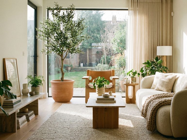 φυτα εσωτερικου χωρου 2026, τεχνητα φυτα, ψηλα τεχνητα φυτα, τεχνητα δεντρα, τεχνητα δεντρα εσωτερικου χωρου, μεγαλα τεχνητα φυτα, διακοσμηση με τεχνητα φυτα, βιοφιλικη διακοσμηση, βιοφιλικη σχεδιαση, διακοσμηση με φυτα, τασεις διακοσμησης με φυτα, green living διακοσμηση, εσωτερικος κηπος σπιτι, φυτα για σαλονι, φυτο στη γωνια σαλονι