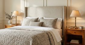 Το timeless το 2026 ειναι κλασικη δομη με συγχρονες υφες και ζεστο φωτισμο, οχι βαρια “παλια” αισθηση.