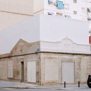 Ανακαίνιση παλιού σπιτιού στη Βαλένθια: λευκή φωλιά μέσα στο τούβλο