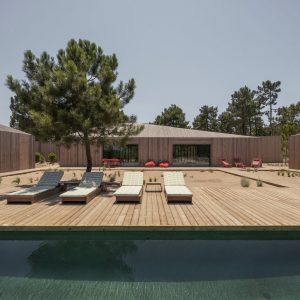 Ξύλινες καλύβες στο πευκοδάσος: το Donavan House στην Κομπόρτα της Πορτογαλίας