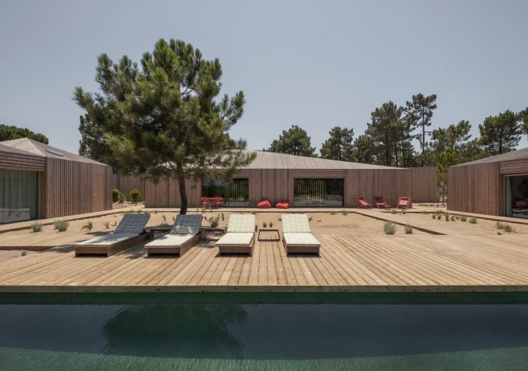 Ξύλινες καλύβες στο πευκοδάσος: το Donavan House στην Κομπόρτα της Πορτογαλίας