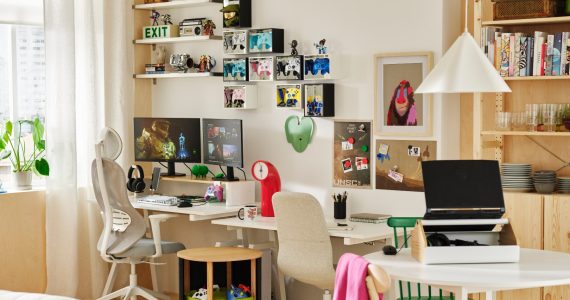 Γωνιά για gaming σε φωτεινό σαλόνι με έπιπλα της συλλογής IKEA x Xbox YXSTABY
