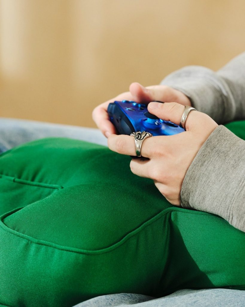 Πράσινο μαξιλάρι σε σχήμα D-pad από τη συλλογή IKEA x Xbox
