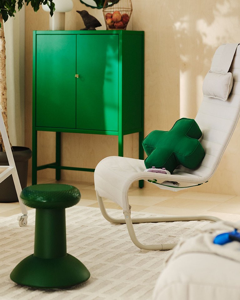 Σαλόνι σε λευκό, μπεζ και πράσινο με το σκαμπό thumbstick και το μαξιλάρι D-pad