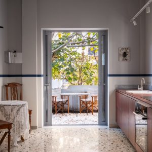 Ανακαίνιση μονοκατοικίας του ’50 στο Παλαιό Φάληρο: ένα σπίτι τυλιγμένο σε κεραμική δαντέλα