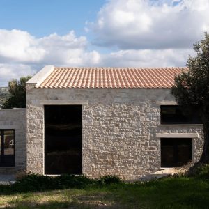 Lithos: ένα πέτρινο σπίτι μέσα στον ελαιώνα, στο Ξηρό Χωριό Ρεθύμνου