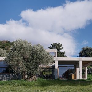 Ένα σπίτι στην Κρήτη σαν βράχος κομμένος με τον γνώμονα: το Meraki House στο Σπήλι