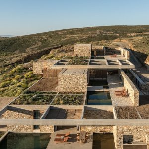 Πέτρινα σπίτια στη Σέριφο: το Perma των MOLD Architects μέσα στον βράχο
