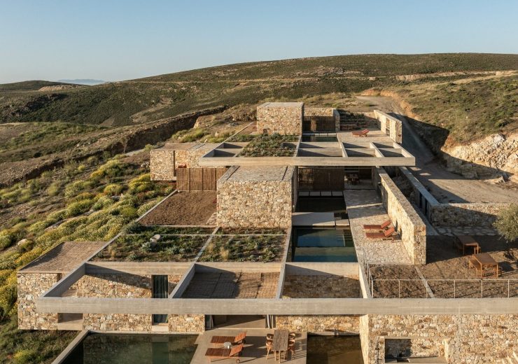 Πέτρινα σπίτια στη Σέριφο: το Perma των MOLD Architects μέσα στον βράχο