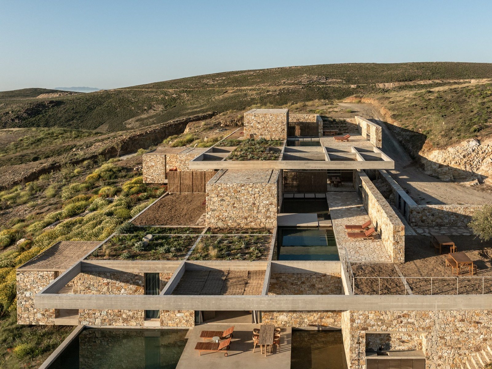Πέτρινα σπίτια στη Σέριφο: το Perma των MOLD Architects μέσα στον βράχο