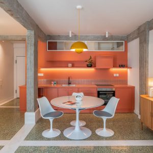 Pocket House: δύο γραφεία του ’70 έγιναν μικρό διαμέρισμα στο κέντρο της Αθήνας