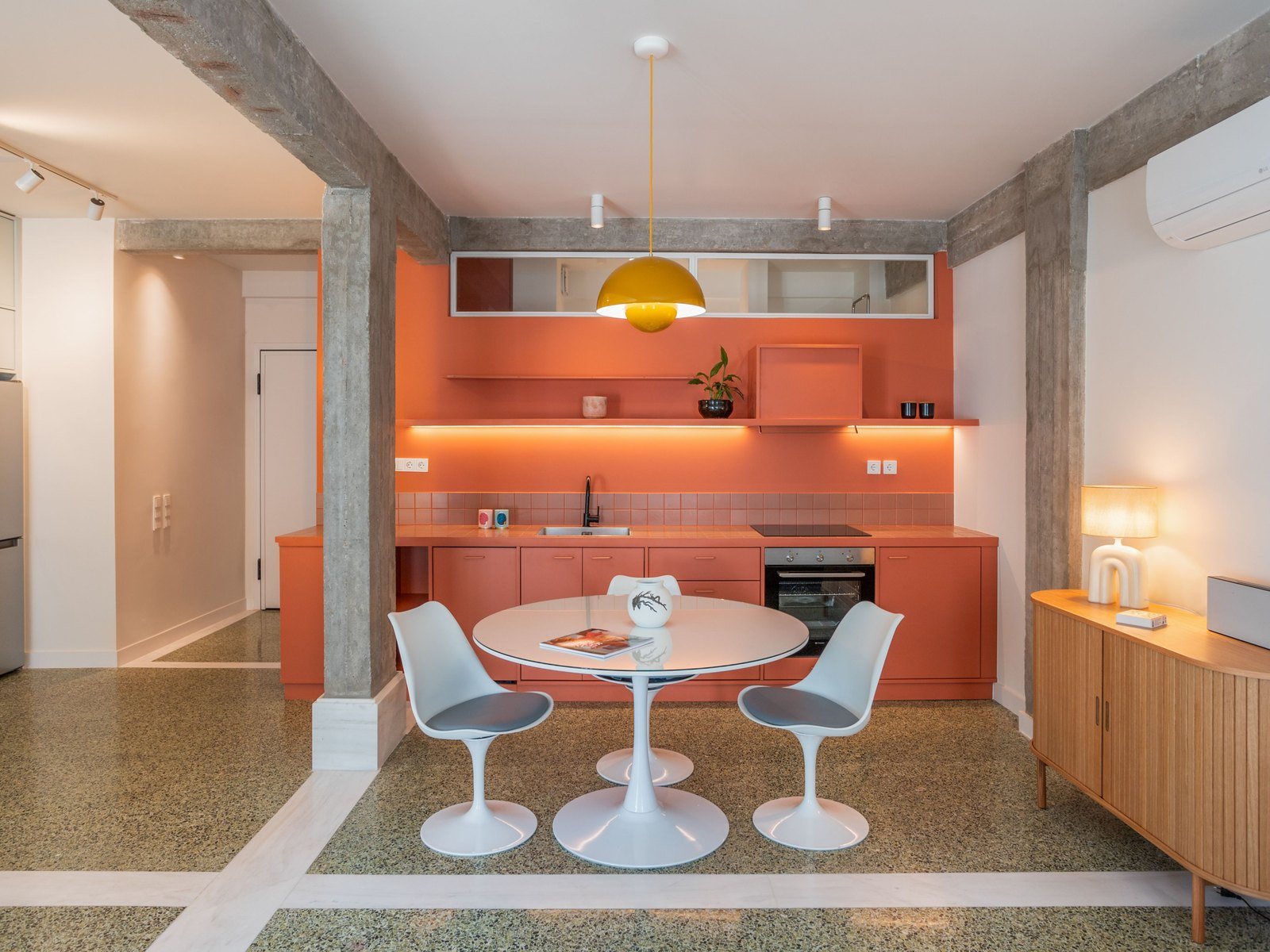 Pocket House: δύο γραφεία του ’70 έγιναν μικρό διαμέρισμα στο κέντρο της Αθήνας