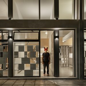Σαν κουκλοθέατρο: ένα κατάστημα στη Θεσσαλονίκη έγινε τέσσερα σπίτια των 42 τ.μ.