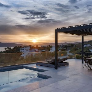Δύο ίδια σπίτια πάνω από την Κάρυστο: οι Seametry Villas των MRV Architects