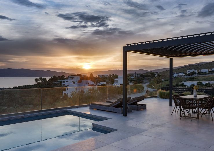 Δύο ίδια σπίτια πάνω από την Κάρυστο: οι Seametry Villas των MRV Architects