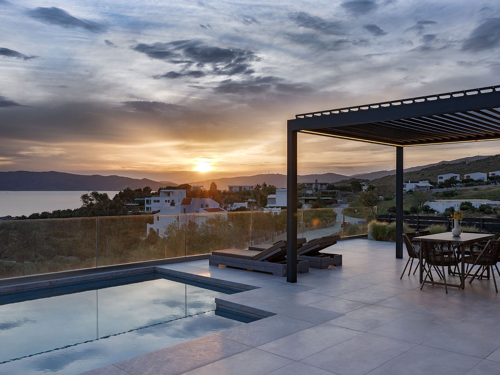 Δύο ίδια σπίτια πάνω από την Κάρυστο: οι Seametry Villas των MRV Architects